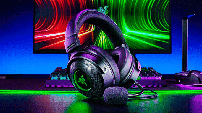 Le casque Razer Kraken V3 HyperSense devant un écran de PC et un clavier.