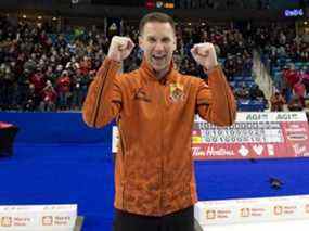 Le capitaine Brad Gushue célèbre après avoir battu Brad Jacobs 4-3 pour remporter les essais olympiques de curling masculin à Saskatoon, le 28 novembre 2021.