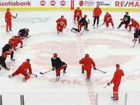 Les Flames de Calgary retournent sur la glace au Scotiabank Saddledome le lendemain de Noël après avoir été écartés en raison des protocoles COVID-19 de la LNH.