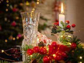 Composition colorée avec bougie et verre à vin sur une table de Noël