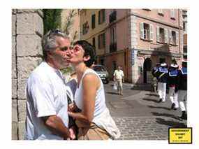 La façon dont ils étaient.  Une photo non datée montre Jeffrey Epstein et Ghislaine Maxwell.  La photo a été déposée en preuve par le bureau du procureur américain le 7 décembre 2021 lors du procès de Ghislaine Maxwell, l'associée de Jeffrey Epstein accusée de trafic sexuel, à New York.