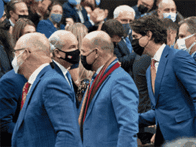 Le premier ministre Justin Trudeau, avec le ministre de la Justice David Lametti, à gauche, le ministre du Tourisme Randy Boissonnault et le leader parlementaire du gouvernement Mark Holland traversent le parquet de la Chambre des communes pour serrer la main du chef conservateur Erin O'Toole et d'autres députés après l'adoption unanime de la législation interdisant la thérapie de conversion, le 1er décembre 2021.