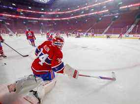 Le gardien des Canadiens Jake Allen lors des échauffements dans le Centre Bell vide avant leur match contre les Flyers de Philadelphie à Montréal le 16 décembre 2021, après que le service de santé publique a demandé aux Canadiens de tenir le match sans partisans en raison de l'augmentation du nombre de COVID-19 en la province.