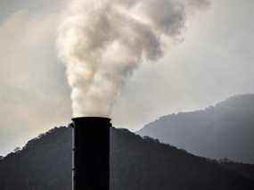 Une cheminée d'usine fume dans le complexe industriel de Cubatao, dans l'État de Sao Paulo, au Brésil, le 4 novembre 2021.