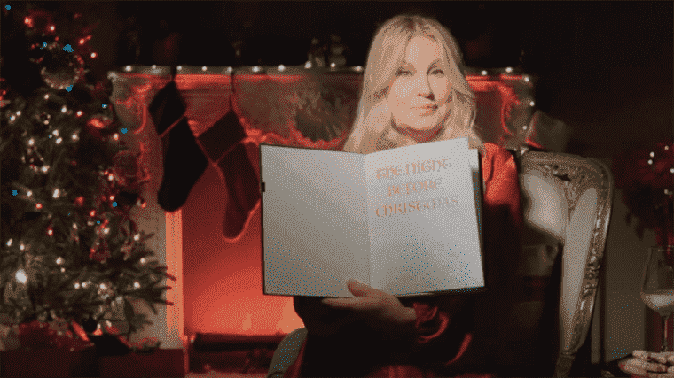 Comme c’est presque le grand jour, voici Jennifer Coolidge en train de lire Twas The Night Before Christmas