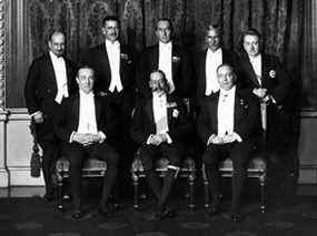 Le roi George V d'Angleterre, assis au centre, pose avec les premiers ministres des pays participant aux Conférences de l'Empire en 1926, cinq ans avant que le Statut de Westminster ne crée le Commonwealth britannique des Nations.  Le premier ministre canadien William Lyon Mackenzie King est assis à droite, tandis que le premier ministre britannique Stanley Baldwin est assis à gauche.  Debout sont Rt.  Hon.  Walter Stanley Monroe (Terre-Neuve), Rt.  Hon.  Gordon Coates (Nouvelle-Zélande), Rt.  Hon.  Stanley Bruce (Australie), Rt.  Hon.  JBM Hertzog (Union sud-africaine) et WT Cosgrave (État libre d'Irlande).