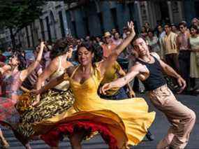 Ariana DeBose comme Anita, au centre, avec David Alvarez comme Bernardo, à droite, dans Steven Spielberg's "West Side Story."