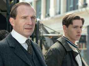 De gauche à droite, Ralph Fiennes et Harris Dickinson dans The King's Man.