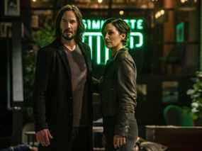 Keanu Reeves et Carrie-Anne Moss sortent pour un simu-latte dans The Matrix Resurrections.