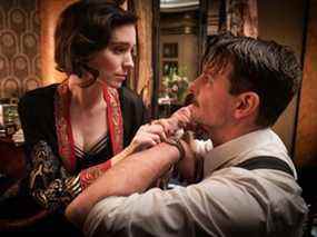 Rooney Mara et Bradley Cooper dans Nightmare Alley.