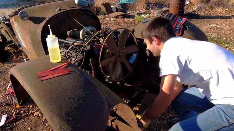 Démarrer une Cadillac V8 qui est restée pendant 93 ans est très, très difficile