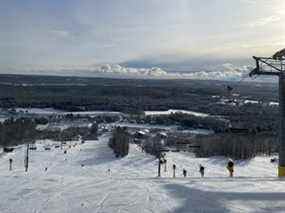 Mount St. Louis Moonstone est ouvert aux affaires avec ses 36 pistes et 11 remontées mécaniques.