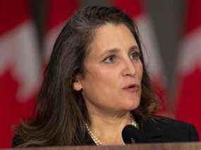 La vice-première ministre et ministre des Finances Chrystia Freeland prend la parole lors d'une conférence de presse à Ottawa le 26 octobre 2021.