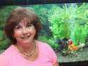 Amateur de poissons, Yvonne Maschke, devant son aquarium de poissons qu'elle rapatrie au-dessus de Kijiji. 