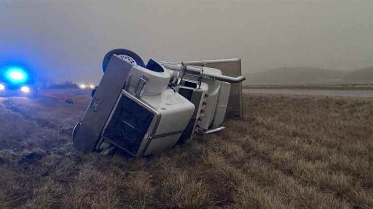 Des semi-camions renversés dans le Midwest par des vents de force d’ouragan rares