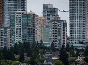 Condos dans la région de Vancouver.  La mise à jour fiscale propose des exonérations à la taxe sur les logements vacants ou sous-utilisés dans certains cas pour les propriétaires étrangers.  LA PRESSE CANADIENNE/Darryl Dyck