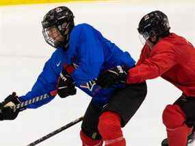 Shane Wright (à gauche) et Elliot Desnoyers s'entraînent lors d'un entraînement d'Équipe Canada avant le Championnat mondial junior 2022 de l'IIHF au Downtown Community Arena de Rogers Place à Edmonton, le mercredi 22 décembre 2021.