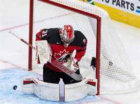 Le gardien de but d'Équipe Canada Dylan Garand (31 ans) effectue un arrêt contre Équipe Russie lors de la deuxième période du match hors-concours du Championnat mondial junior de l'IIHF au Rogers Place à Edmonton, le jeudi 23 décembre 2021.