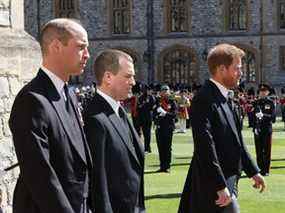 Le prince Harry, duc de Sussex (au premier plan) et d'autres membres de la famille royale, suivent le cercueil du prince Philip, duc d'Édimbourg lors de la procession de cérémonie lors des funérailles du prince Philip, duc d'Édimbourg au château de Windsor le 17 avril 2021 à Windsor, en Angleterre.