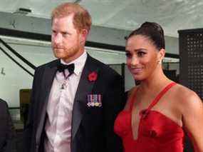 Le prince britannique Harry, duc de Sussex, et Meghan, duchesse de Sussex, arrivent aux Intrepid Valor Awards inauguraux de l'Intrepid, Sea Air & Space Museum le 10 novembre 2021 à New York.