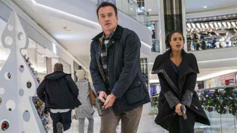 FBI: Julian McMahon de Most Wanted explique la relation «extrêmement unique» au sein de l'équipe
