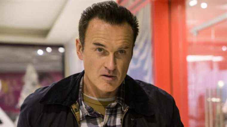 FBI: Julian McMahon de Most Wanted parle de la finale de mi-saison "chaotique" pour l'équipe
