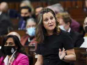 La ministre des Finances Chrystia Freeland prend la parole lors de la période des questions à la Chambre des communes sur la Colline du Parlement à Ottawa le 30 novembre 2021.