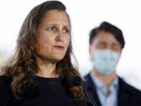 La vice-première ministre et ministre des Finances Chrystia Freeland et le premier ministre Justin Trudeau prennent part à une conférence de presse devant le Centre hospitalier pour enfants de l'est de l'Ontario à Ottawa le 21 octobre 2021.