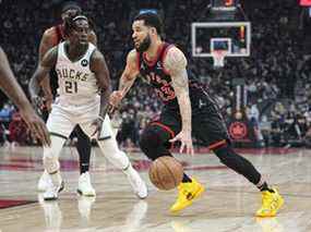 Le gardien des Raptors de Toronto Fred VanVleet se dirige vers le filet contre le gardien des Milwaukee Bucks Jrue Holiday.