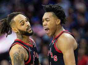 L'attaquant des Raptors de Toronto Scottie Barnes (R) réagit avec le garde Gary Trent Jr. (L) après un score contre les Philadelphia 76ers au cours du quatrième trimestre au Wells Fargo Center.