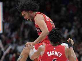 L'attaquant des Raptors de Toronto Justin Champagnie célèbre à la fin du quatrième quart contre le Thunder d'Oklahoma City.