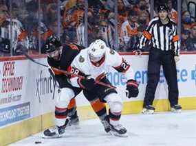 Keith Yandle des Flyers et Connor Brown (28 ans) des Sénateurs défient la rondelle lors de la troisième période du match de samedi à Philadelphie.