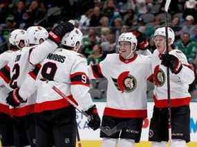 Les sénateurs d'Ottawa Drake Batherson (19) et Brady Tkachuk (7) Josh Norris (9) après que Norris a marqué contre les Stars de Dallas en deuxième période à l'American Airlines Center le 29 octobre 2021 à Dallas, Texas.