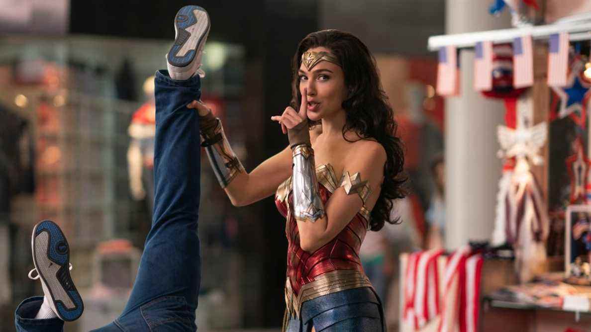 Gal Gadot célèbre le premier anniversaire de Wonder Woman 1984 avec de jolies photos des coulisses
