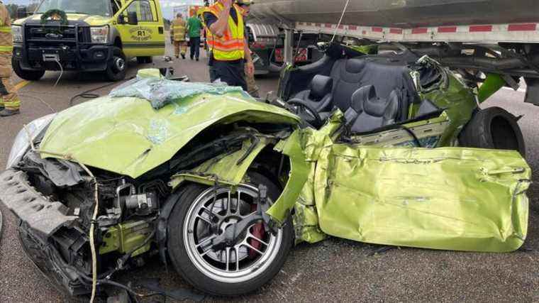 Genesis Coupé coincé sous un semi transportant 8 500 gallons de carburant, le conducteur subit des blessures mineures