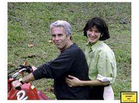 Tellement rêveur.  Une photo non datée montre Jeffrey Epstein et Ghislaine Maxwell.  La photo a été déposée en preuve par le bureau du procureur américain le 7 décembre 2021 lors du procès de Ghislaine Maxwell, l'associée de Jeffrey Epstein accusée de trafic sexuel, à New York.