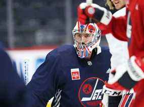 Le gardien de but Connor Hellebuyck porte un nouveau masque assorti aux chandails patrimoniaux lors de l'entraînement des Jets de Winnipeg au Centre Canada Life le lundi 8 novembre 2021.