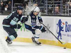 9 déc. 2021;  Seattle, Washington, États-Unis ;  Le centre des Jets de Winnipeg Mark Scheifele (55) patine contre le défenseur du Kraken de Seattle Vince Dunn (29) au cours de la première période au Climate Pledge Arena.  Crédit obligatoire : Stephen Brashear-USA TODAY Sports