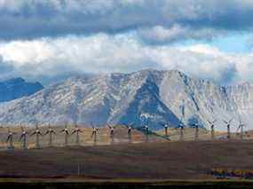 Des moulins à vent produisent de l'électricité dans les contreforts venteux des montagnes Rocheuses près de la ville de Pincher Creek, en Alberta, le 27 septembre 2010.