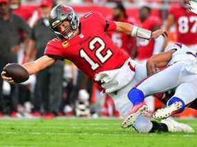 Tom Brady des Tampa Bay Buccaneers s'étend pour un premier essai contre les Buffalo Bills au Raymond James Stadium le 12 décembre 2021 à Tampa, en Floride.