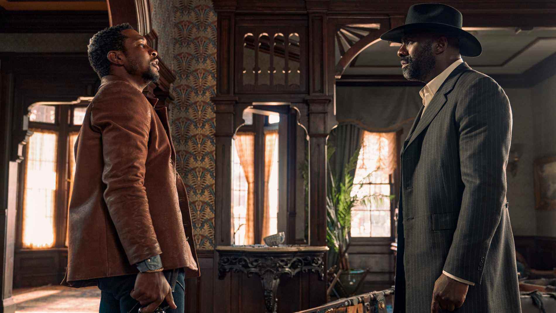 Jonathan Majors et Idris Elba dans The Harder They Fall