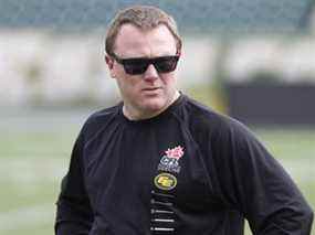 L'entraîneur-chef Chris Jones est vu lors d'un entraînement des Elks d'Edmonton au Commonwealth Stadium à Edmonton le 7 juillet 2014.