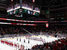 Les joueurs d'Équipe Canada célèbrent leur victoire de 6-3 contre l'équipe Tchéquie lors du championnat mondial junior de l'IIHF à Rogers Place à Edmonton le dimanche 26 décembre 2021.