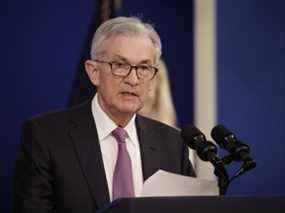 Jerome Powell, président de la Réserve fédérale américaine, prend la parole dans l'Eisenhower Executive Office Building à Washington, DC, le 22 novembre 2021.