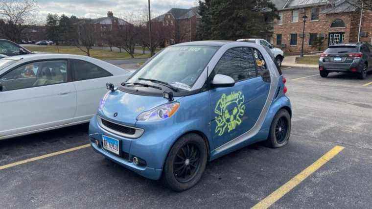 J’ai réparé ma voiture morte gratuitement à l’aide d’un câble de démarrage et d’un pied de biche