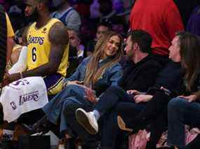 Jennifer Lopez et Ben Affleck regardent le match entre les Boston Celtics et les Los Angeles Lakers le 7 décembre 2021.