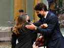 Le Premier ministre Justin Trudeau, à droite, accueille la ministre des Finances Chrystia Freeland lors de l'assermentation du 29e ministère canadien à Rideau Hall à Ottawa, le 26 octobre.