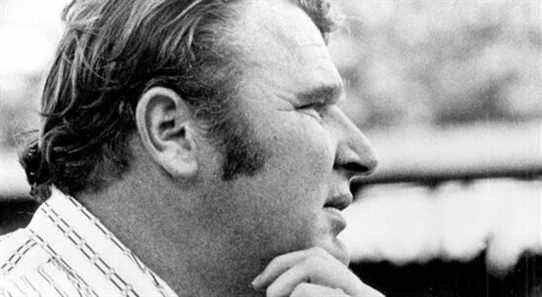 John Madden, entraîneur du Temple de la renommée de la NFL, commentateur légendaire et icône du jeu vidéo, est décédé