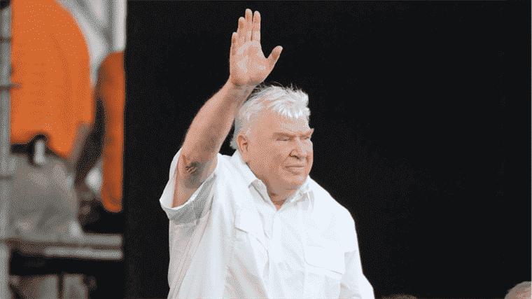 John Madden, entraîneur du Temple de la renommée de la NFL, diffuseur et le nom derrière Madden NFL Football, décède à 85 ans
