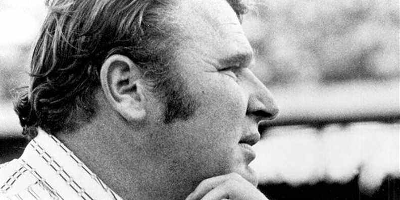 John Madden, entraîneur du Temple de la renommée de la NFL, commentateur légendaire et icône du jeu vidéo, est décédé